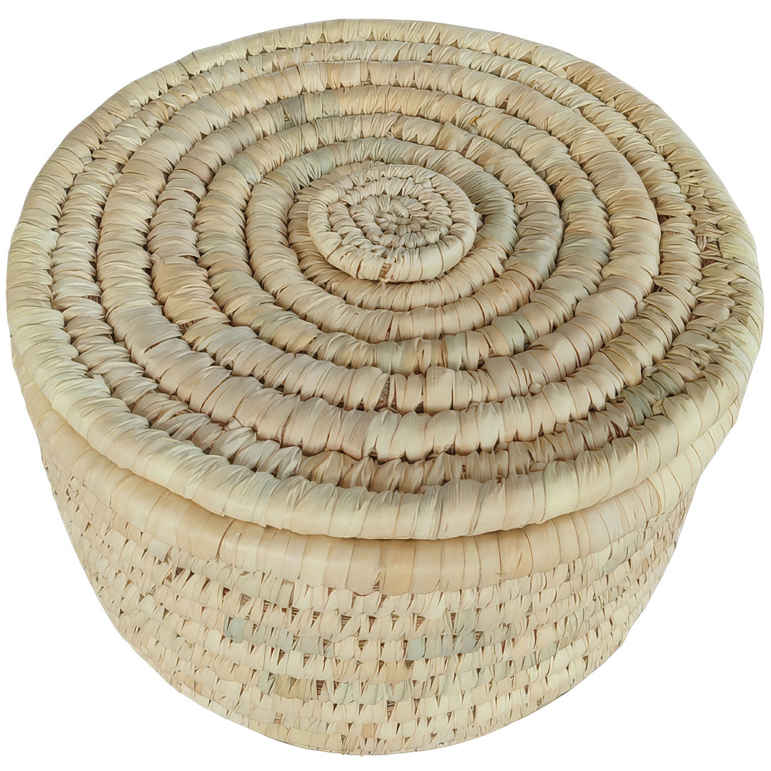 Round storage basket made of palm leaves, 28 cm in diameter, with a closed lid featuring a spiral pattern.