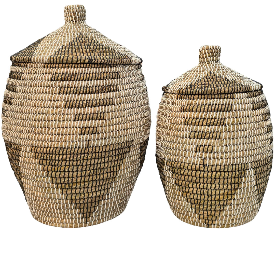 2er-Set bauchiger Seegras-Wäschekörbe mit Deckeln in Natur/Braun/Schwarz/Weiß, ca. 30 und 60 Liter.