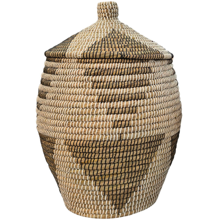 Bauchiger Seegras-Wäschekorb in Natur/Braun/Schwarz/Weiß mit ca. 60 Litern Volumen und kegelförmigem Deckel.